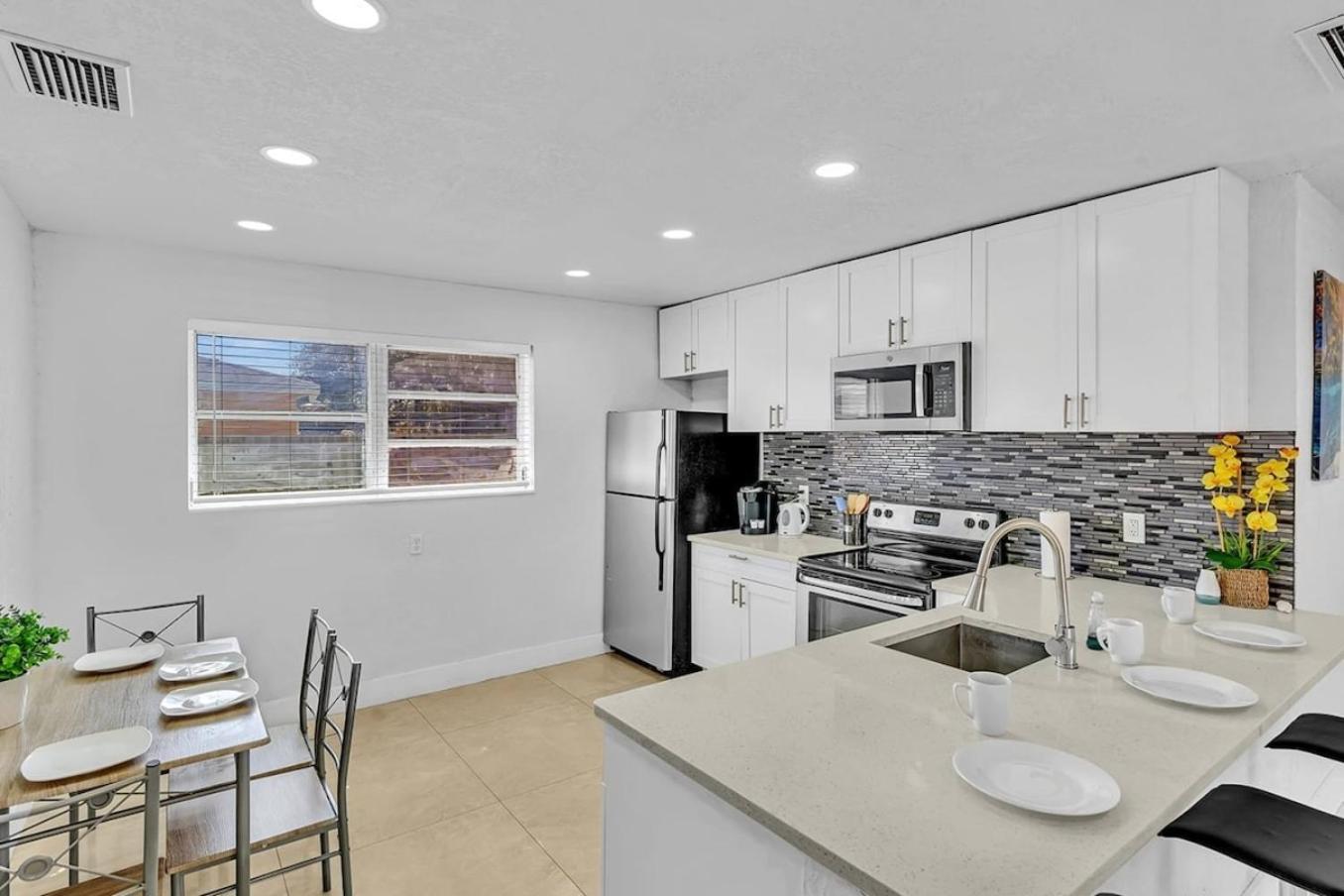 New Stylish 2 Bdrm Mins To Beach & Aventura Mall Hallandale Beach Eksteriør bilde